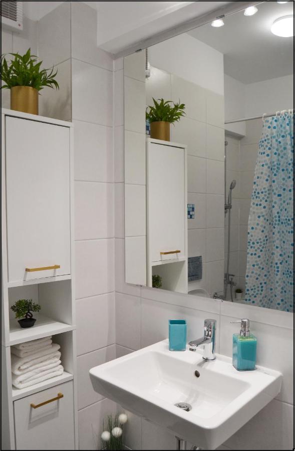 Sunshine - New & Quiet 1br Apt, Business Area, Close To Airport, Highway A3, Subway