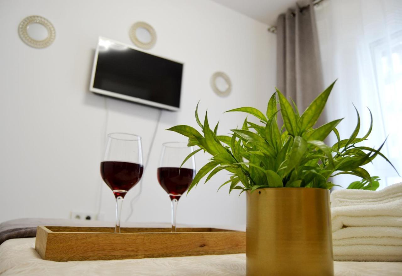 Sunshine - New & Quiet 1br Apt, Business Area, Close To Airport, Highway A3, Subway Bucharest